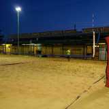 Il beach volley si gioca su un rettangolo di sabbia diviso da una rete...